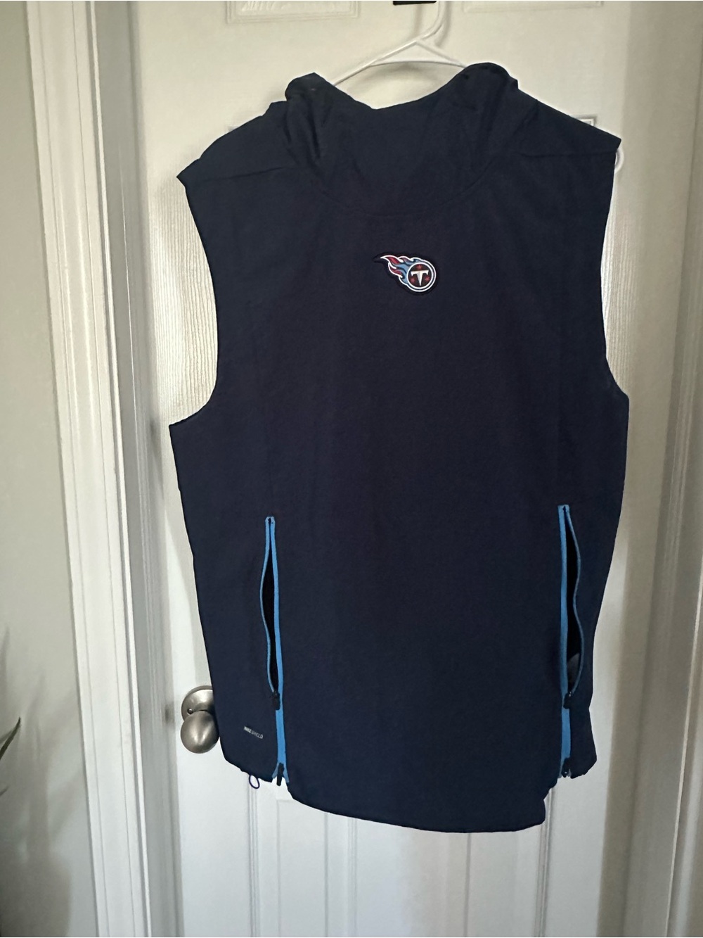 Nike Men's Navy Blue Sleeveless Hoodie with Tennessee Titans Logo. Coachs vest.